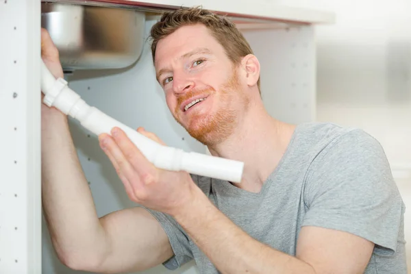 Gelukkig Jonge Mannelijke Loodgieter Vaststelling Wastafel Pipe — Stockfoto