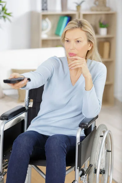 Niepełnosprawna Kobieta Wózku Inwalidzkim Ogląda Filmy Domu — Zdjęcie stockowe