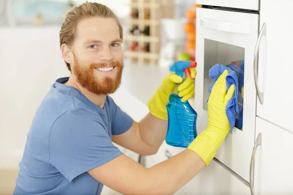 Man Cleaning Oven Home — Stock Photo, Image