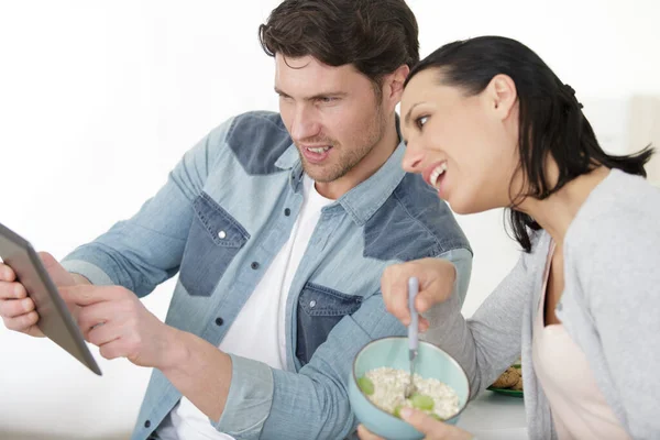 キッチンで朝食中にシリアルを食べる幸せなカップル — ストック写真