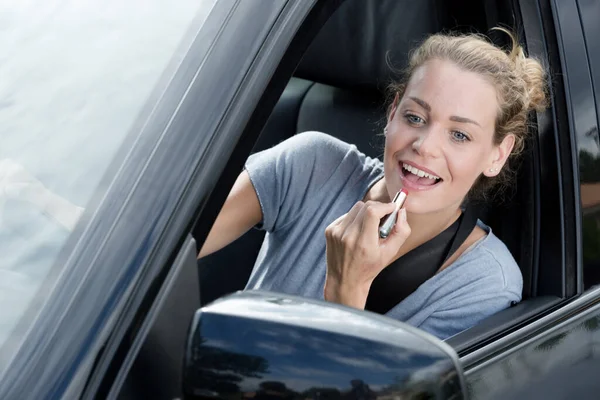 Autofahrerin Holt Mit Lippenstift Auf — Stockfoto