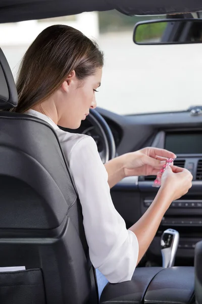 Mulheres Tomando Pílulas Dentro Seu Carro Enquanto Dirige — Fotografia de Stock