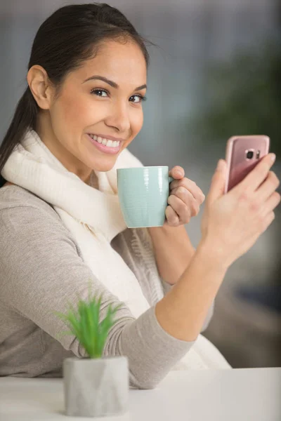 Zdjęcie Młodej Kobiety Smartfonem Pijącej Herbatę — Zdjęcie stockowe