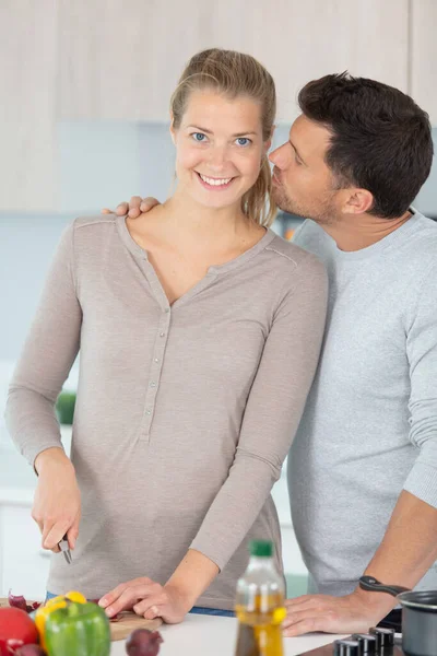 Schönes Paar Redet Und Lächelt Beim Kochen — Stockfoto