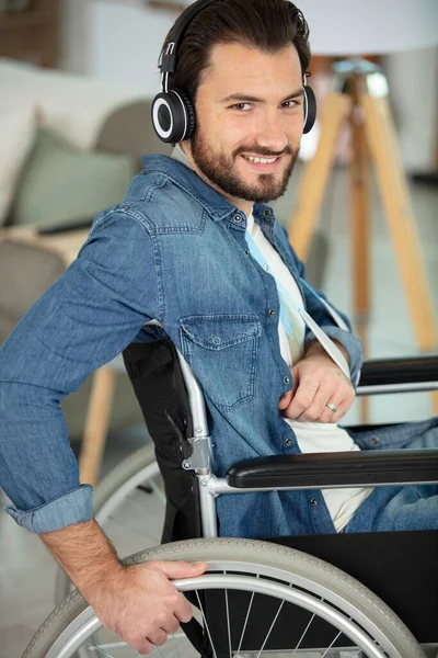 Hombre Discapacitado Feliz Está Sentado Una Silla Ruedas Casa — Foto de Stock