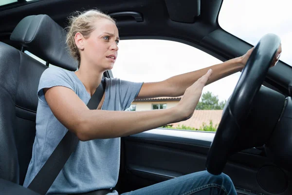 Estressado Motorista Feminino Soprando Chifre Carro — Fotografia de Stock