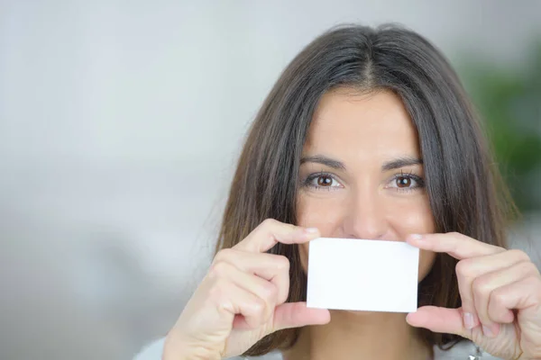 Una Donna Sta Tenendo Segreto — Foto Stock