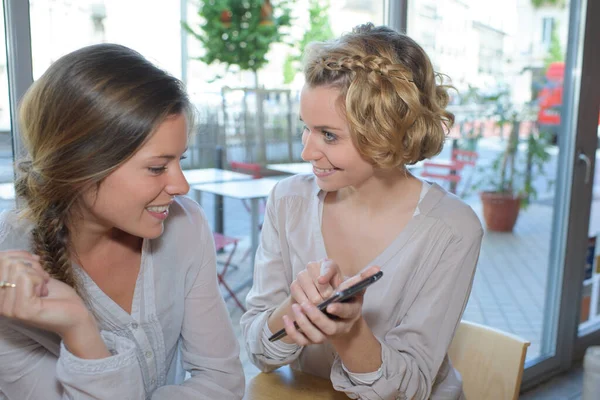 Kvinnor Caféet Tittar Sina Smartphones — Stockfoto