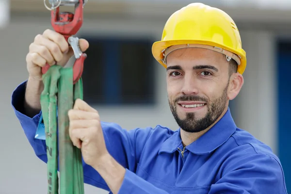 Técnico Feliz Ajustando Equipamentos Metal Gancho — Fotografia de Stock