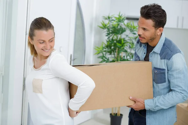 Jovem Casal Transportando Caixa Appartment — Fotografia de Stock