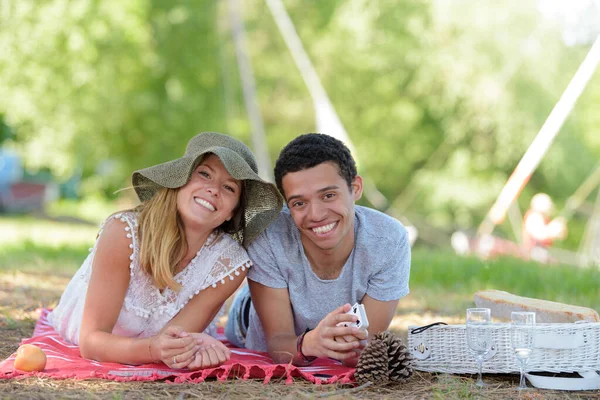 Casal Deitado Juntos Cobertor Parque — Fotografia de Stock