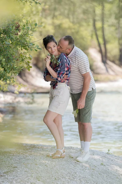 Fidanzato Baciare Fidanzata Riva Del Fiume — Foto Stock