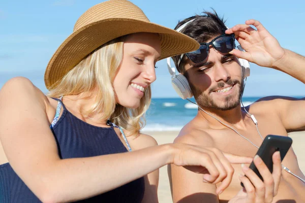 Junges Paar Benutzt Handy Strand — Stockfoto