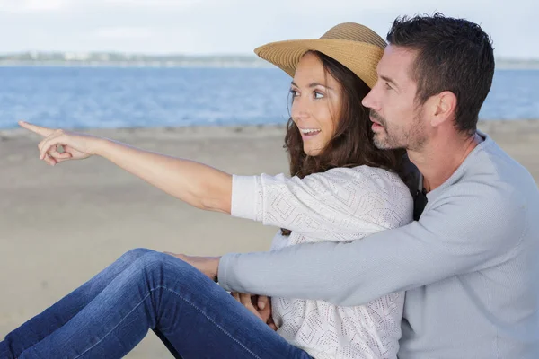 Giovane Coppia Romantica Sul Mare All Alba Oro — Foto Stock