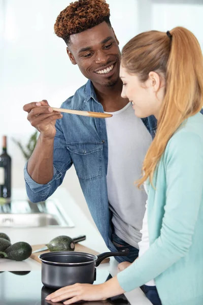 Paar Proeven Eten Van Houten Lepel — Stockfoto