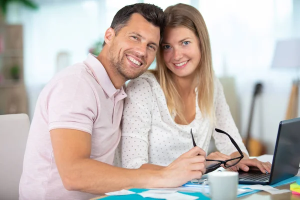 Jovem Casal Feliz Com Laptop Casa — Fotografia de Stock