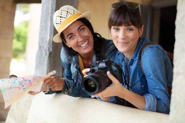 Retrato Dos Mujeres Turísticas Explorando Juntos Ciudad —  Fotos de Stock