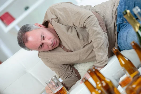 Gueule Bois Homme Réveillant Pour Voir Des Bouteilles Alcool Vides — Photo