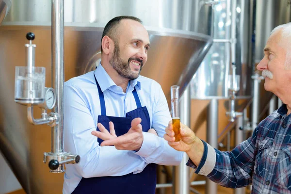 Sorrindo Trabalhadores Cervejeiros Sexo Masculino Falando — Fotografia de Stock