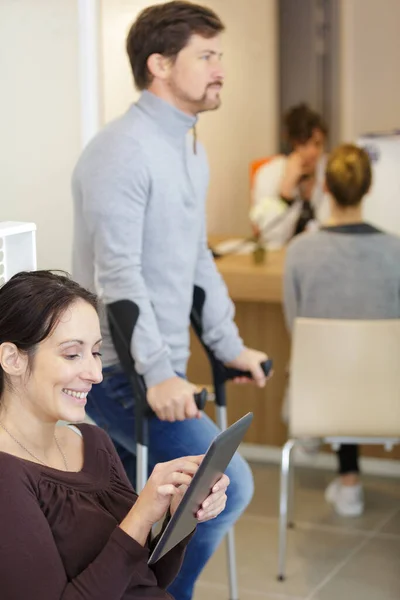 Frau Schaut Krankenhaus Wartezimmer Auf Tablet — Stockfoto