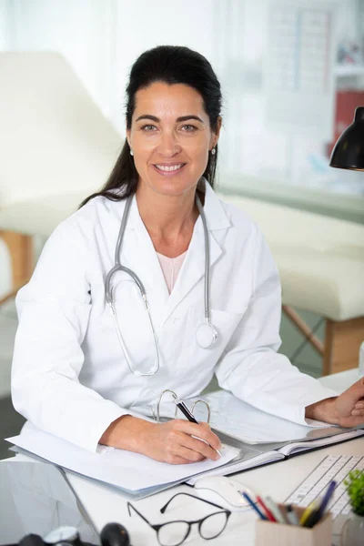 Médico Feminino Tomar Notas Escritório — Fotografia de Stock