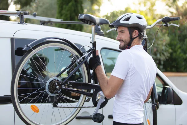 Motociclista Homem Tomar Sua Bicicleta Partir Telhado Carro — Fotografia de Stock