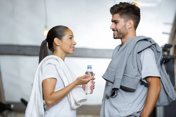 Belo Jovem Casal Forma Moderno Ginásio Falando — Fotografia de Stock