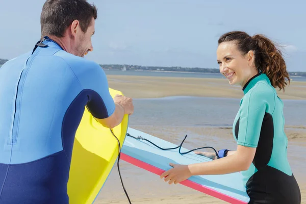 Couple Surfeurs Avec Planche Surf — Photo