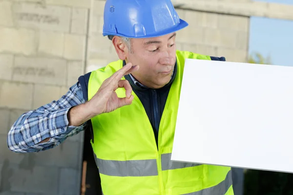Bauunternehmer Hält Leeres Schild Und Macht Geste Der Zustimmung — Stockfoto