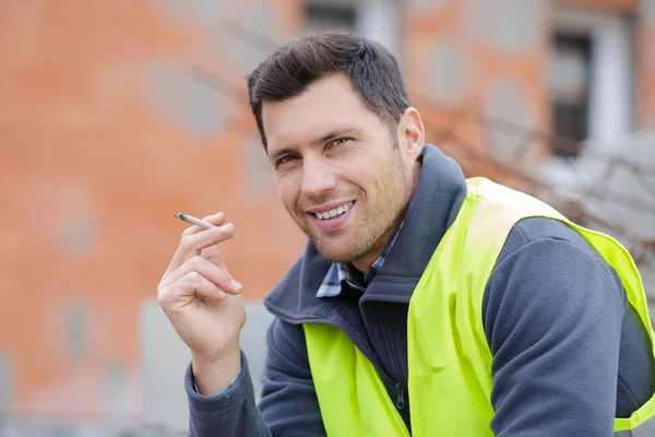 Happy Workman Smoking Cigarette — Stock Photo, Image