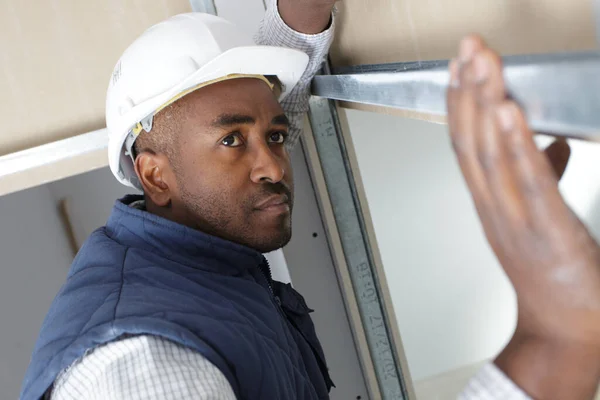 Beau Jeune Homme Installant Baie Vitrée — Photo