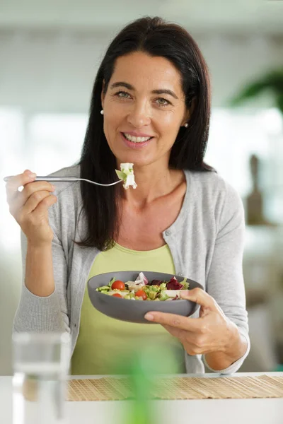 Vrouw Eet Salade Vrouw — Stockfoto