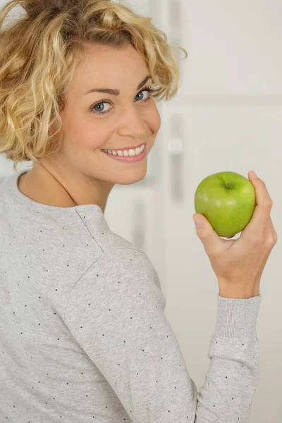 Une Femme Tient Une Pomme Verte — Photo