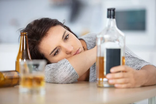 Νεαρή Καστανή Γυναίκα Που Έχει Πρόβλημα Αλκοόλ — Φωτογραφία Αρχείου