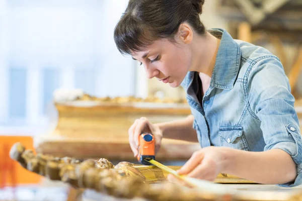 Vrouw Die Een Stuk Hout Meet — Stockfoto