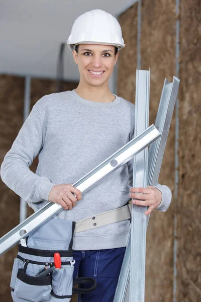 Mulher Sorridente Trabalhador Construção Carregando Uma Barra Metal — Fotografia de Stock