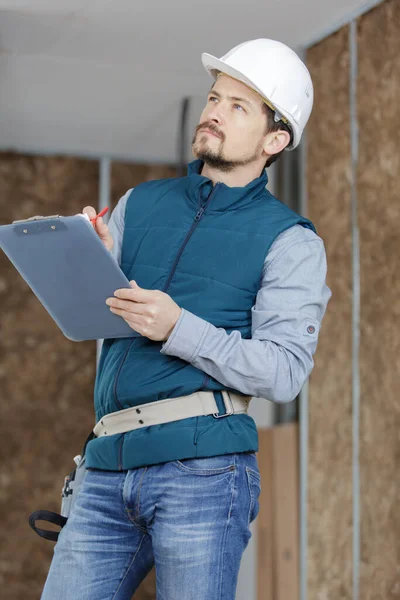 Retrato Engenheiro Escrevendo Tomando Notas Uma Área Transferência — Fotografia de Stock