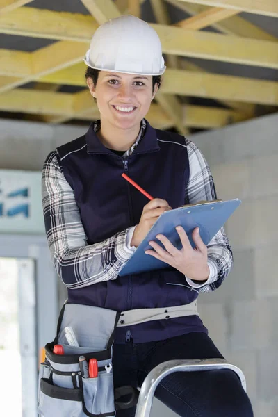 Heureux Constructeur Féminin Avec Presse Papiers — Photo