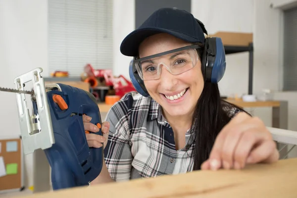 Pracovnice Stavebnictví Drží Elektrickou Pilu — Stock fotografie