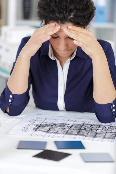 Female Architect Stressed Her Job — Stock Photo, Image