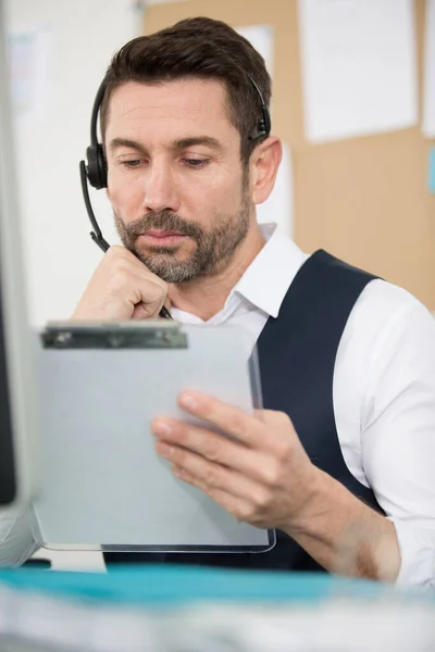 Uomo Barbuto Concentrato Tuta Che Tiene Appunti Ufficio — Foto Stock