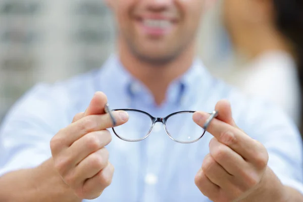 Vista Perto Dos Óculos Mantidos Pelo Óptico Masculino — Fotografia de Stock