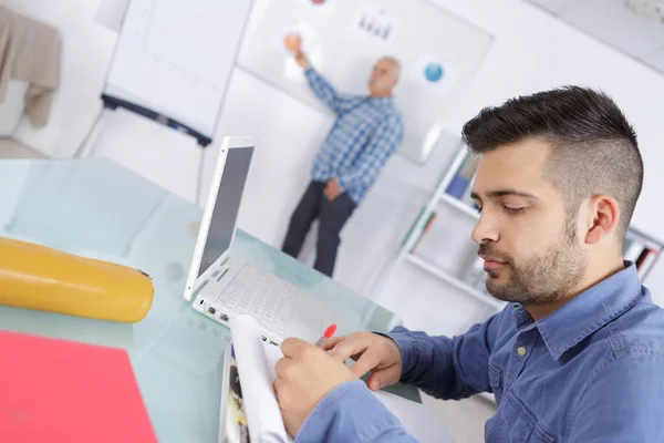 Portret Van Jonge Man Studeren — Stockfoto