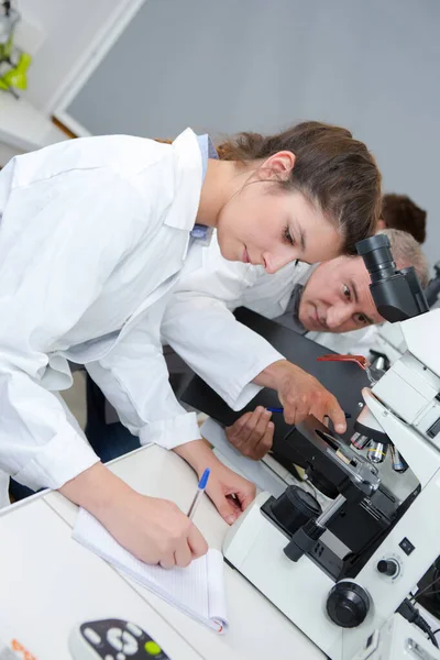 Atractivo Joven Estudiante Científico Haciendo Investigación — Foto de Stock