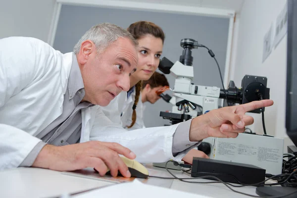 Profesor Apuntando Pantalla Computadora Laboratorio — Foto de Stock