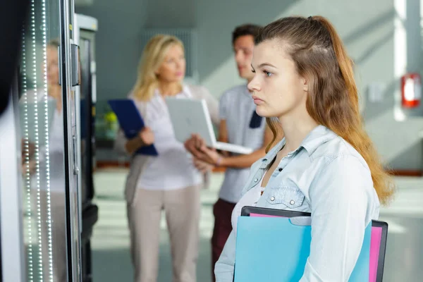 Porträtt Kvinna Varuautomaten — Stockfoto