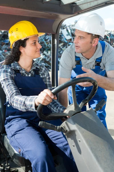 Άνδρες Και Γυναίκες Εργαζόμενοι Που Λειτουργούν Περονοφόρα Ανυψωτικά Οχήματα Στο — Φωτογραφία Αρχείου