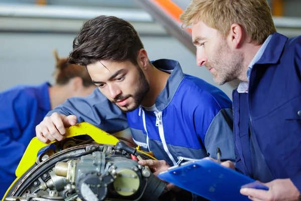 Mecánico Aprendiz Trabajando Juntos Coche —  Fotos de Stock