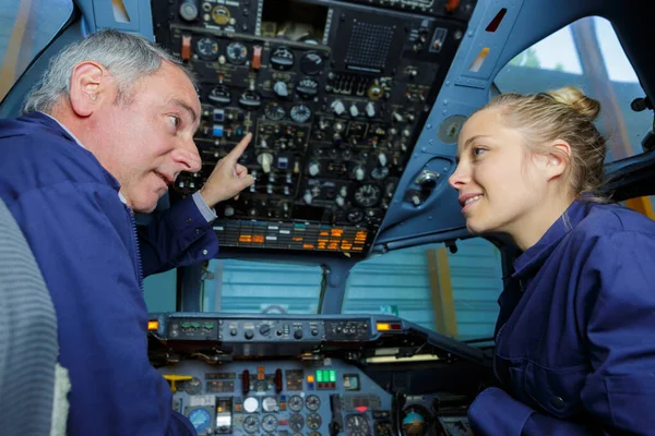 Apprenti Mécanicien Dans Poste Pilotage Aéronef Fixe Avec Superviseur — Photo