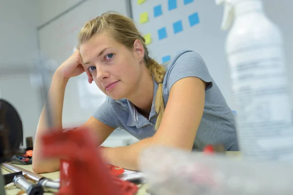 Portret Studentki Patrzącej Kamerę — Zdjęcie stockowe